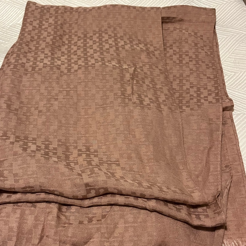 NWOT Tory Burch Mosaic Logo
Jacquard Embossed Scarf in Dusty Mauve